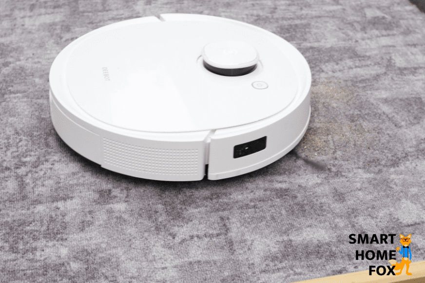 Ecovacs Deebot T9 beim Sand Saugtest auf einem kurzflorigen Teppich